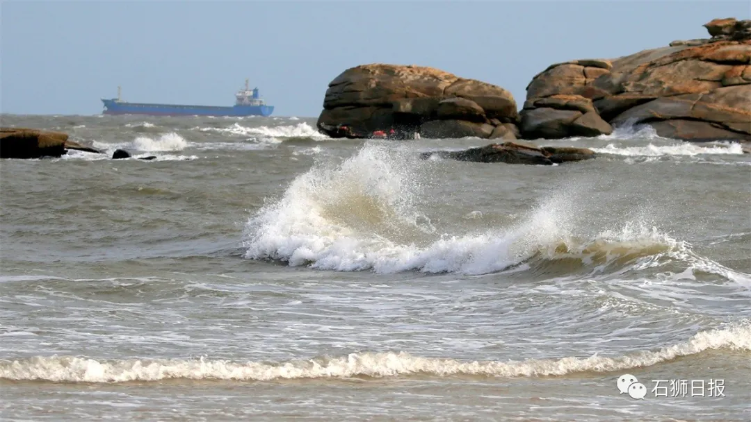 风劲潮涌浪高起，石狮海湾大风歌