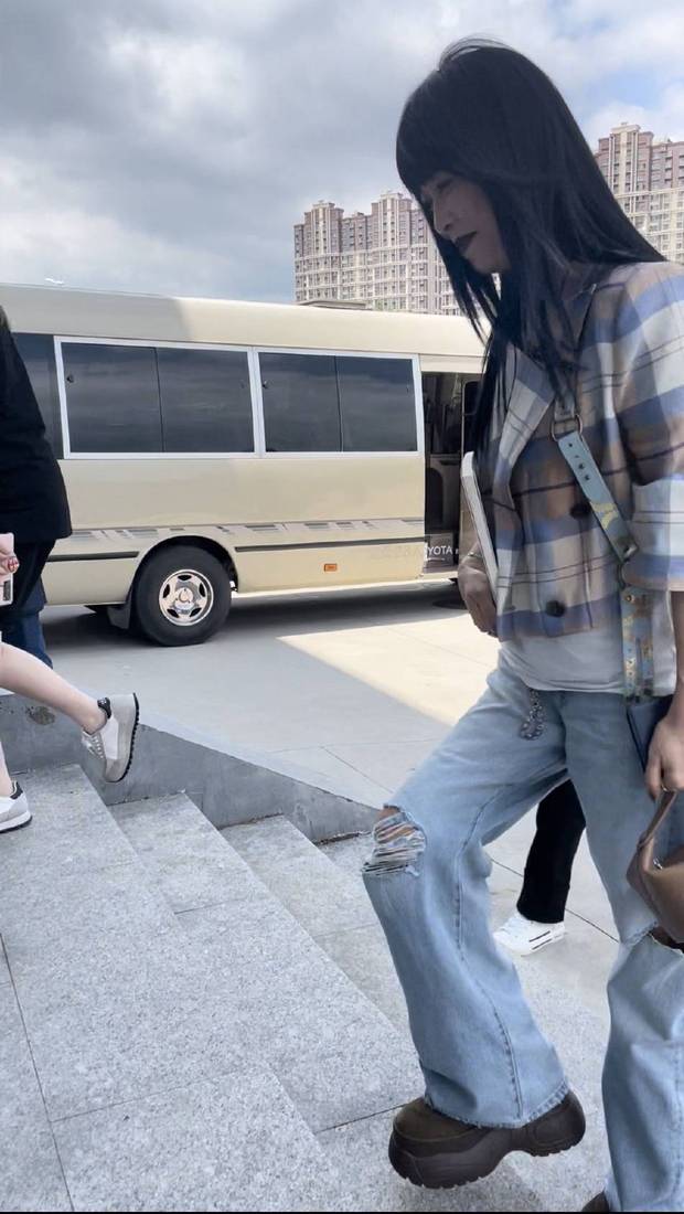 那英录综艺个性黑唇气场全开 休闲穿搭御姐风十足