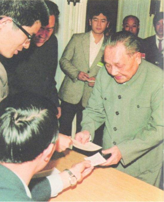 毛主席会见英国贵宾，提到香港问题，指着邓小平：那时是他们的事