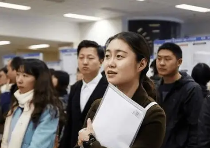 铁饭碗迎来“危机”，3大岗位将转为“合同工”，教师也不能幸免