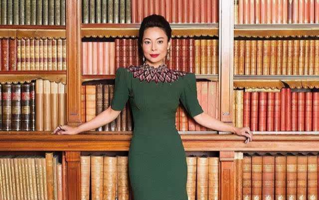 2004年天津女孩嫁外国穷小子，见家长才知对方是伯爵，住千平豪宅