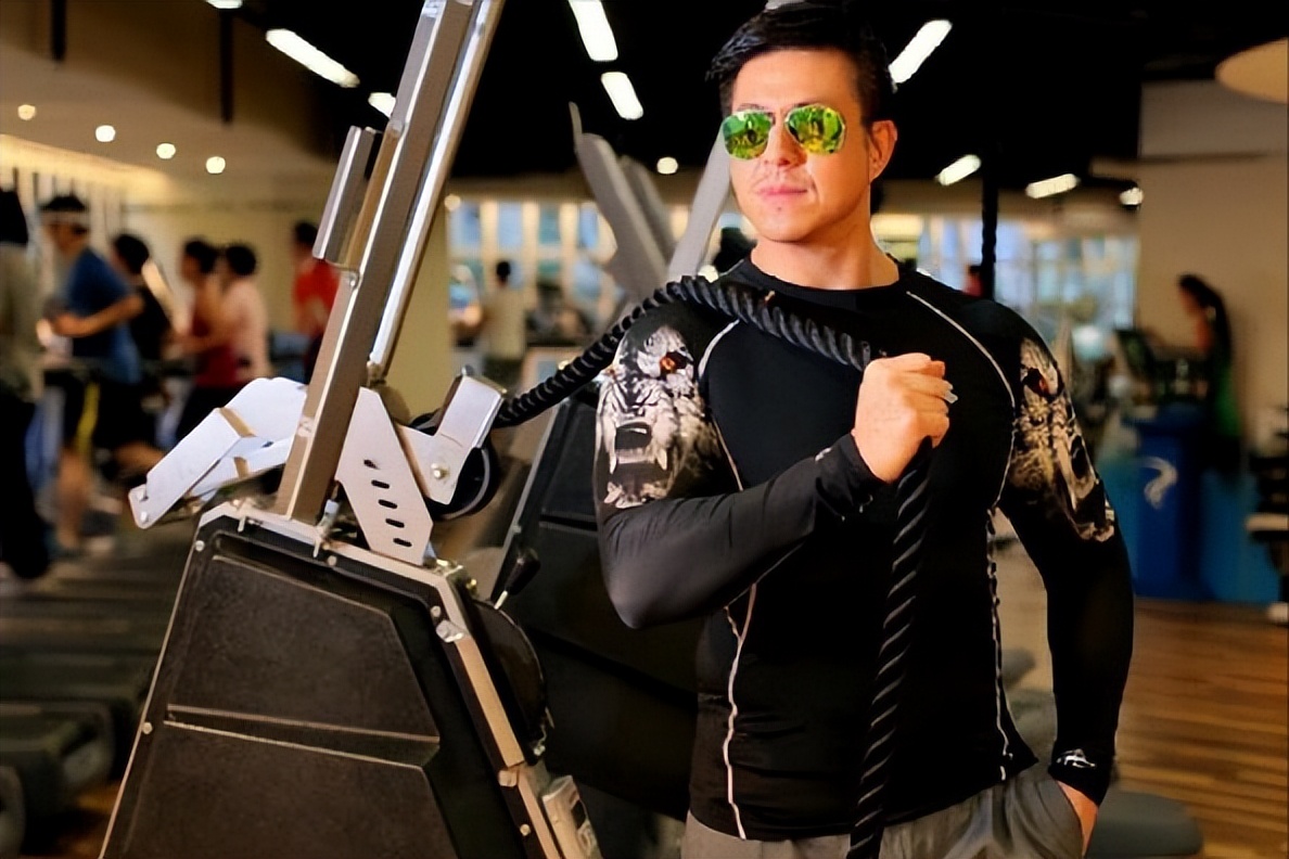 无悔照顾2个自闭儿！TVB前男星历尽坎坷，最大心愿是儿子独立生活