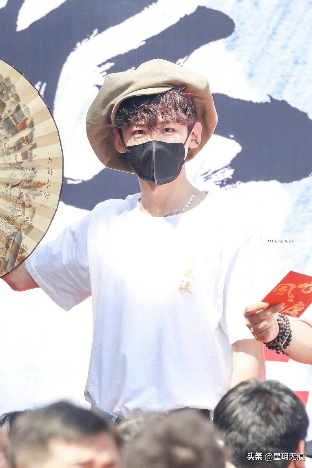 白敬亭《长风渡》开机了！白T+画家帽脸更小了