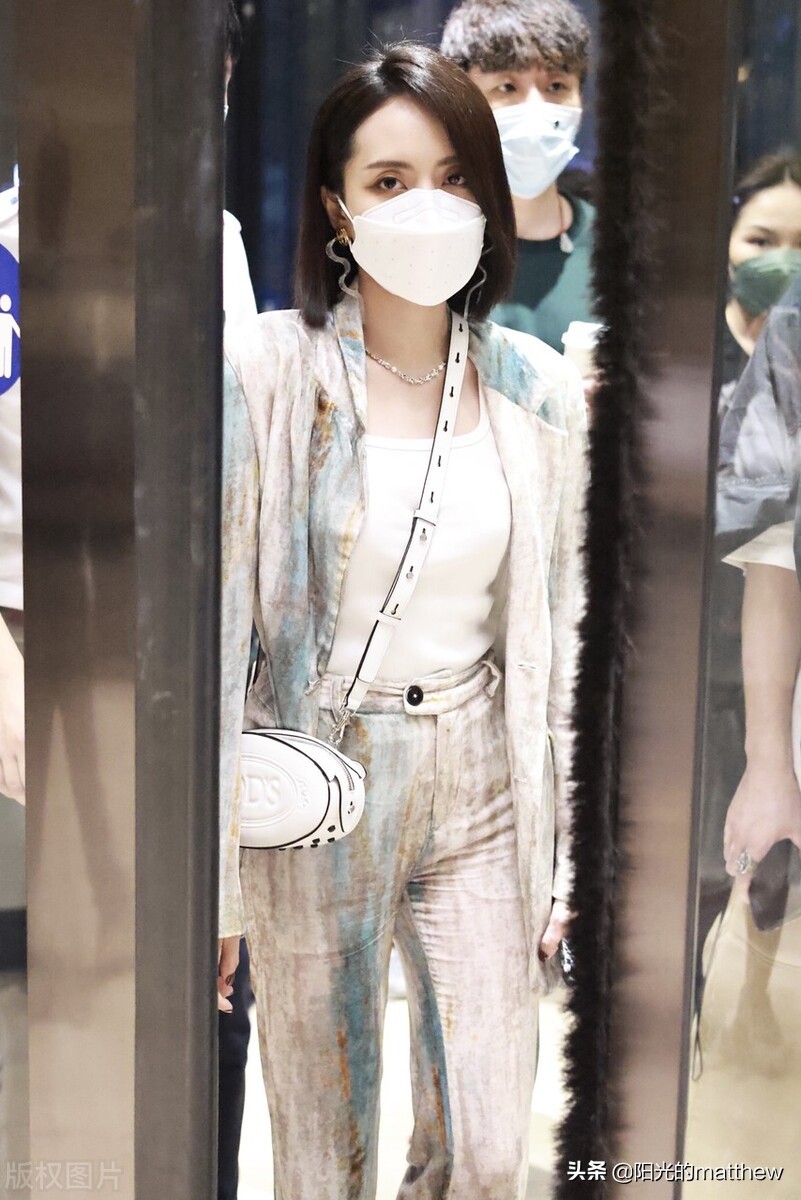 街拍：刘惜君穿印花扎染清爽时尚，耳环精致、挎包小巧玲珑