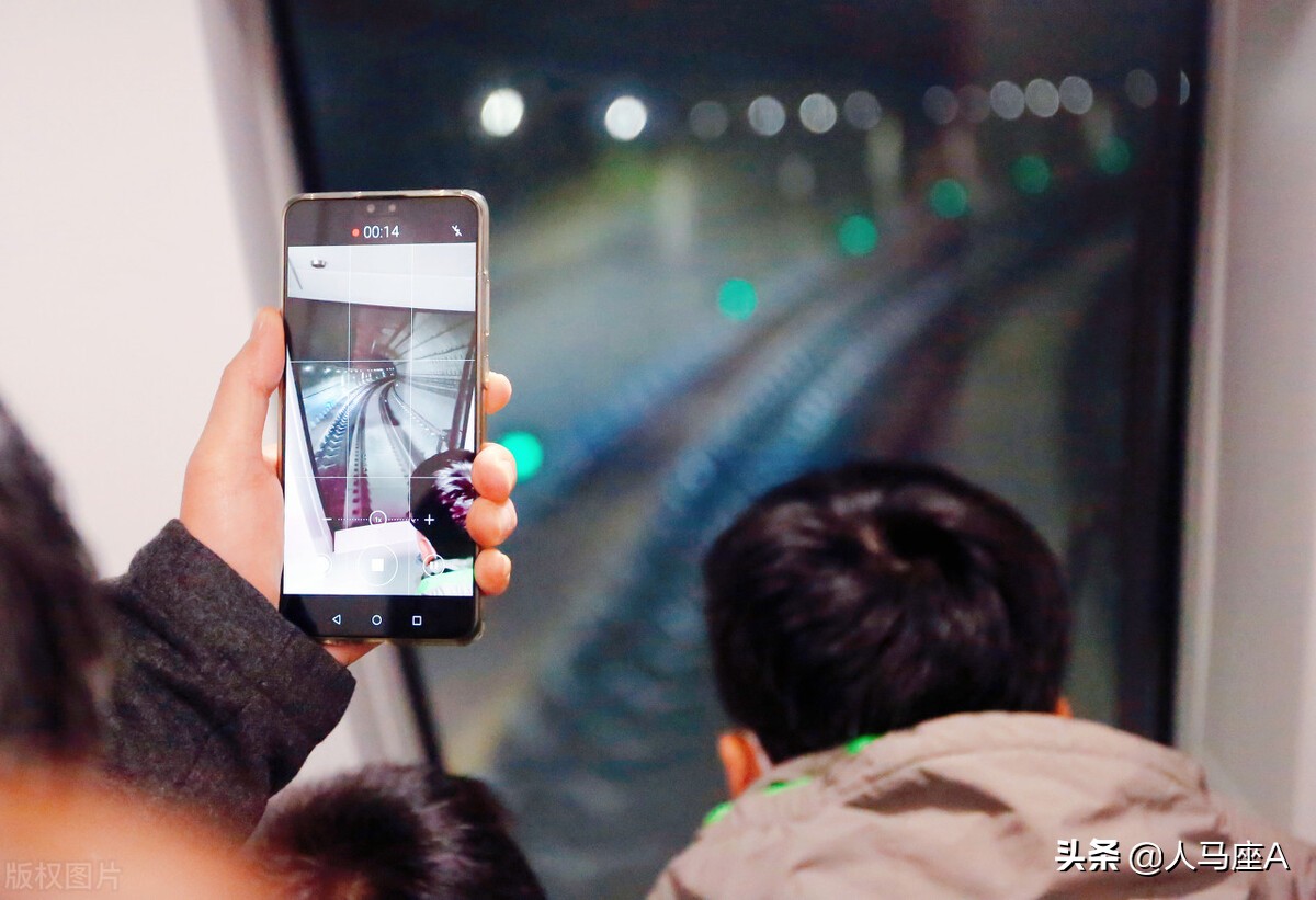 上海地铁乘客被夹身亡，救援操作引争议，先开门还是先紧急停车？