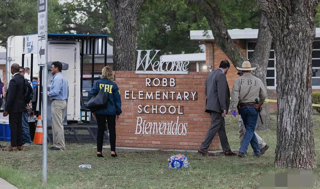 美国12岁儿童持枪抢劫加油站是怎么回事，关于美国13岁男孩被警察开枪的新消息。