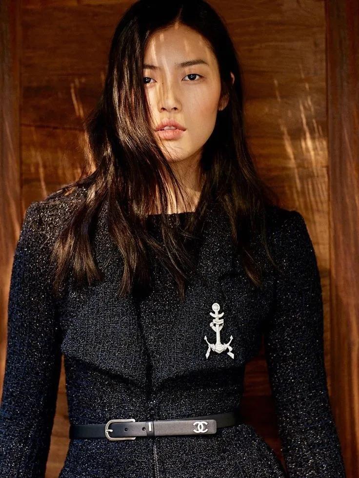 刘雯与井柏然牵手，这张亚洲面孔在秀场，杂志，奢侈品获誉无数