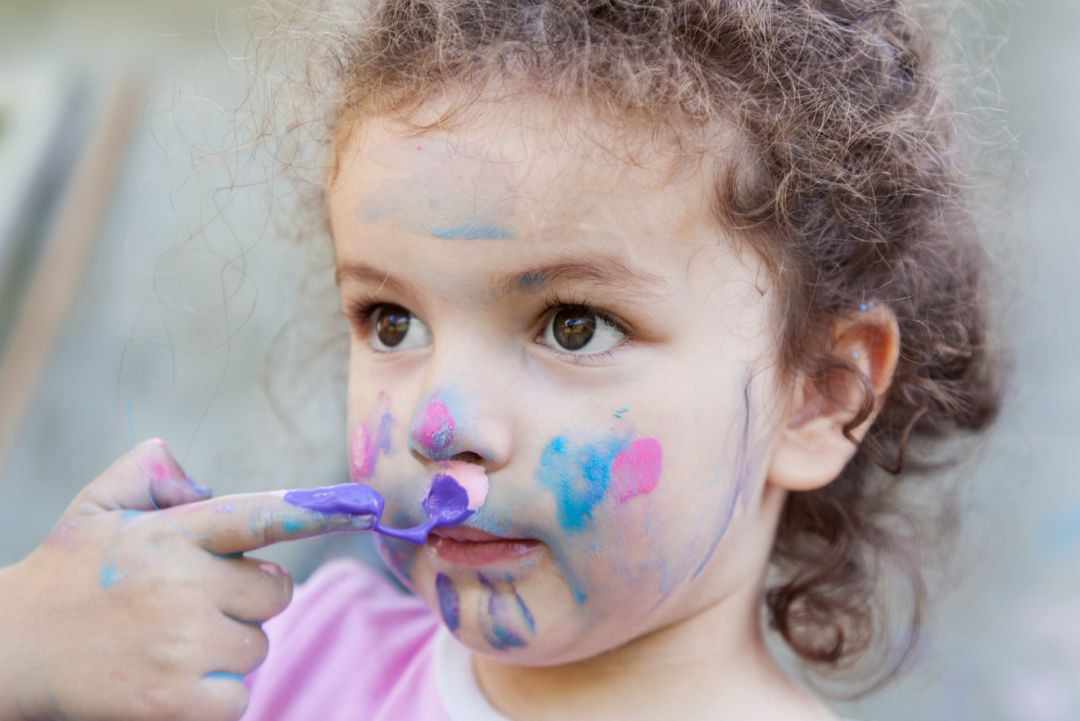 爸爸一动不动配合女儿为其化妆，妆后效果令人笑喷，网友：真喜感