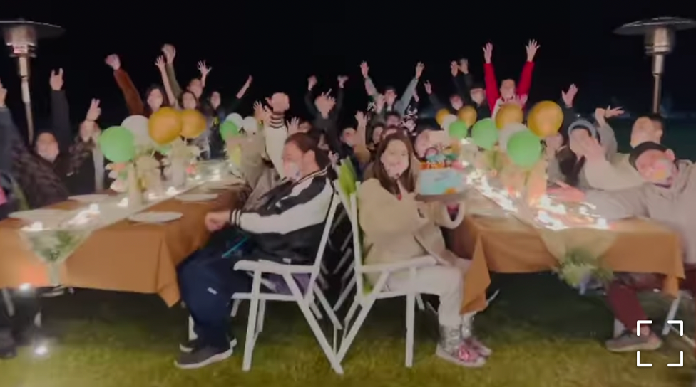 43岁周杰伦庆生现场超豪！众人起立举手欢呼，疑穿大貂看不见脖子