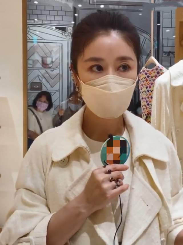 林心如自曝睡前给女儿讲故事，母爱满满，戴婚戒与霍建华隔空放闪