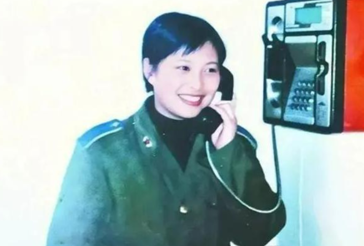 摘星星的王亚平回家，兑现和女儿的诺言，教育经历曝光让人赞叹