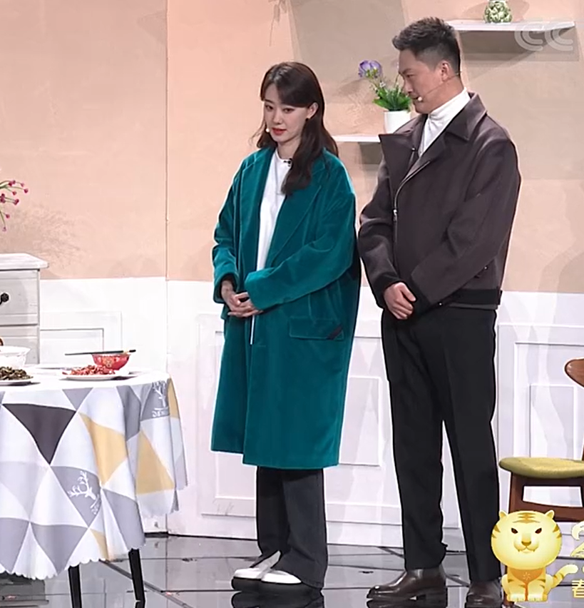 贾玲小品口碑差强人意，全是谐音梗，张小斐湖绿色外套意外火了