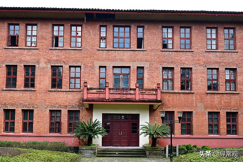 探秘重庆这座消失的“宇宙”大学，到处是荒废的宿舍楼