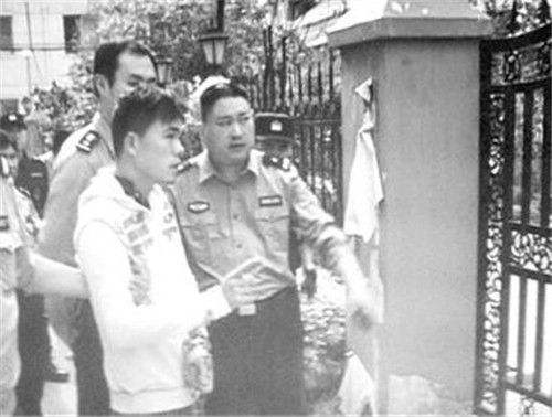 2013年，18岁高三学生花60万雇凶弑父杀姐，姐姐临死仍锁门护弟弟