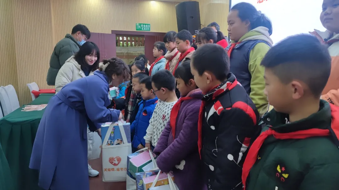 爱洒寒冬 温暖童心——四川天府新区白沙小学留守儿童关爱活动