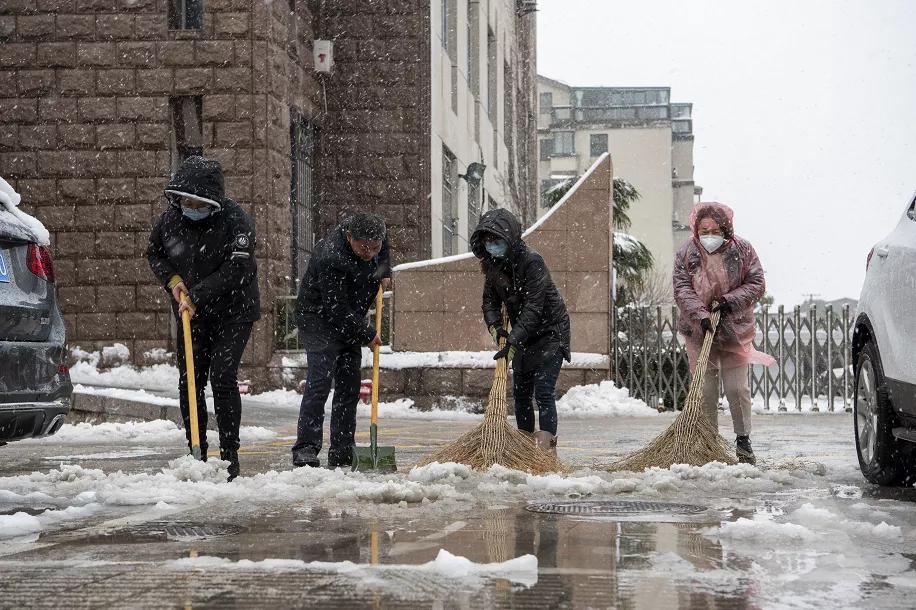 建行海安支行员工走上街头清扫积雪保安全