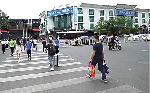 “三和大神”：每天混日结，为了口吃的，有人甚至会卖身份证