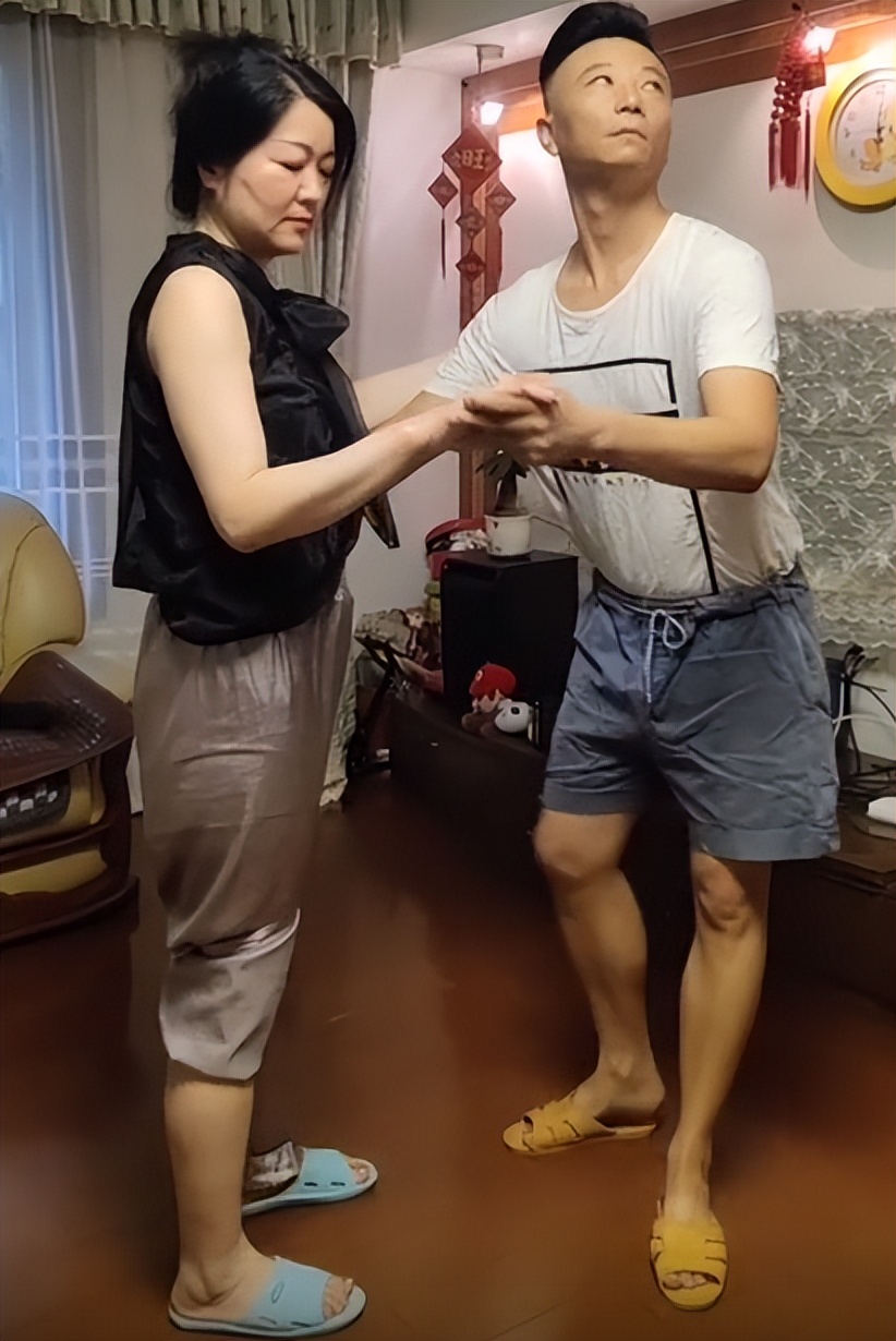 爱表演的生哥：模仿老太太走红圈粉400万，被赞“第二个宋小宝”