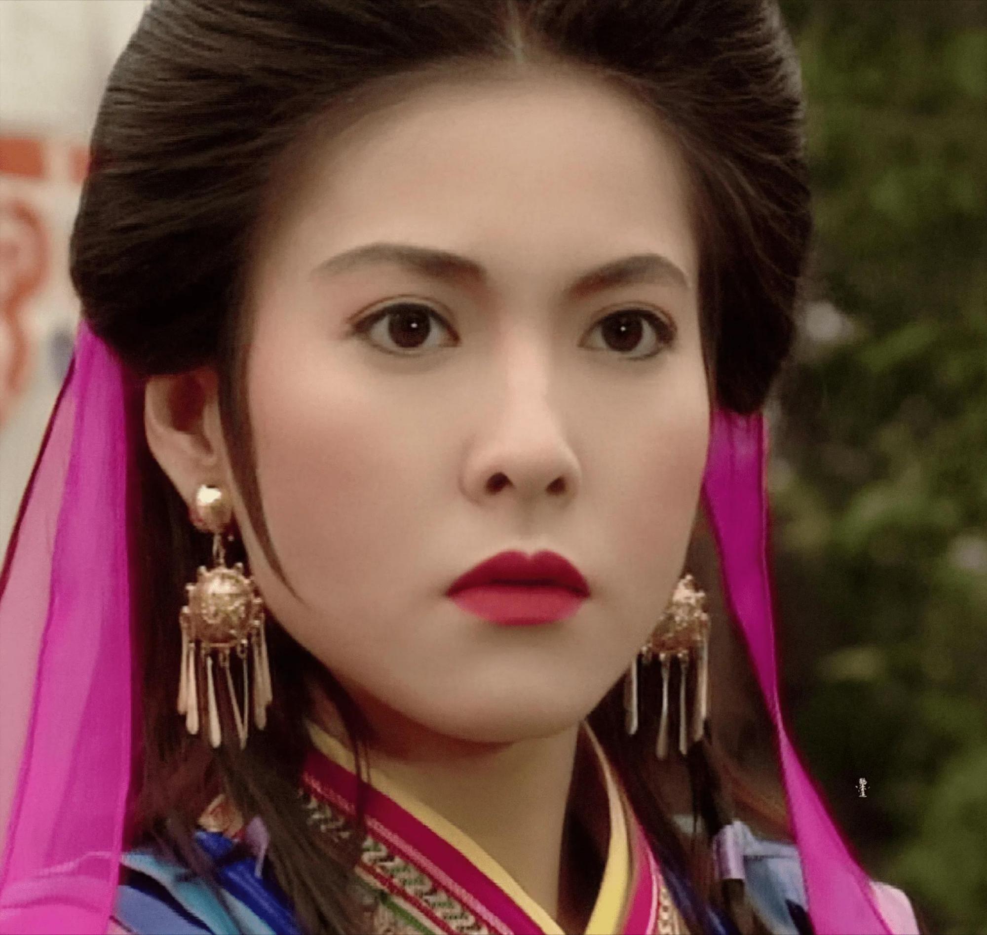 虽然李婉华是这部剧的女主,但她在《玉面飞狐》的表现却一般般,反而是