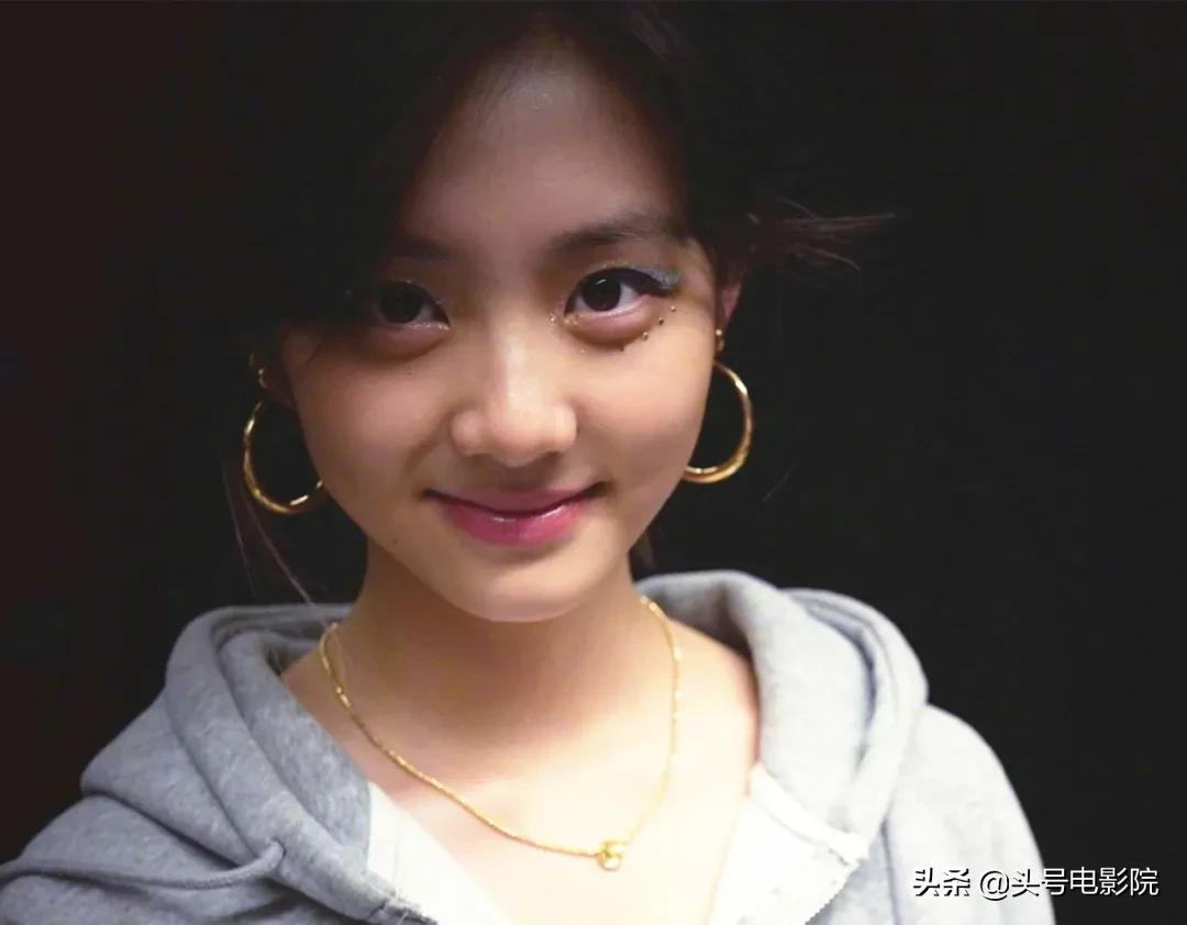 黄多多16岁戴金链涂眼影,爸爸萌娃早熟!曹格女儿11岁露肩画眼线