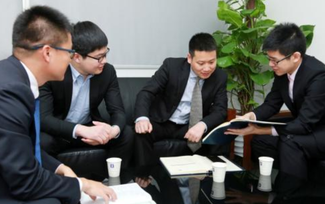 毕业10年发现，选择律师事务所和公务员的法学生，差距不是一点点