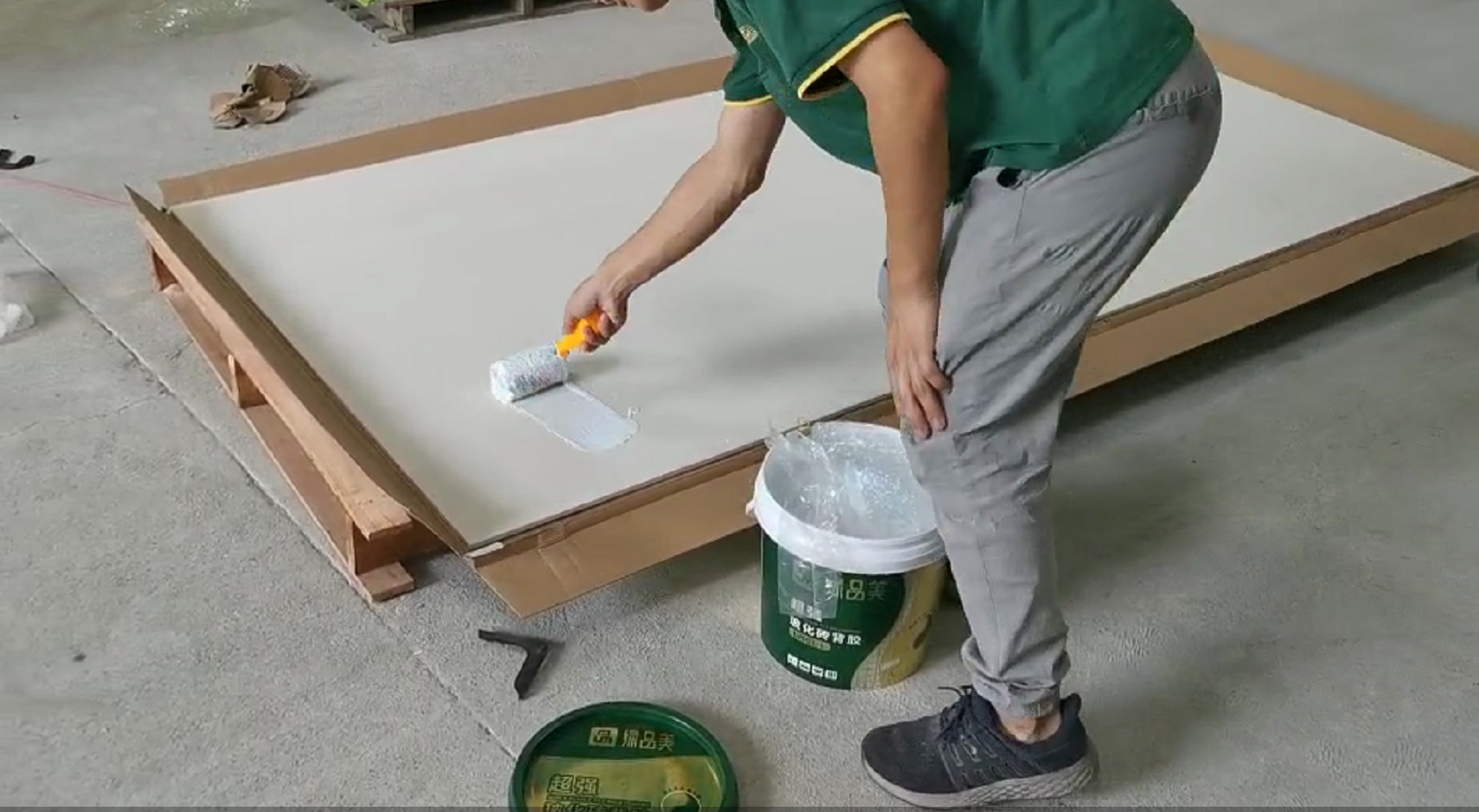 瓷砖批刮瓷砖胶前,砖背刷背胶超酷的好吗_瓷砖胶厂家_瓷砖胶代理_广东