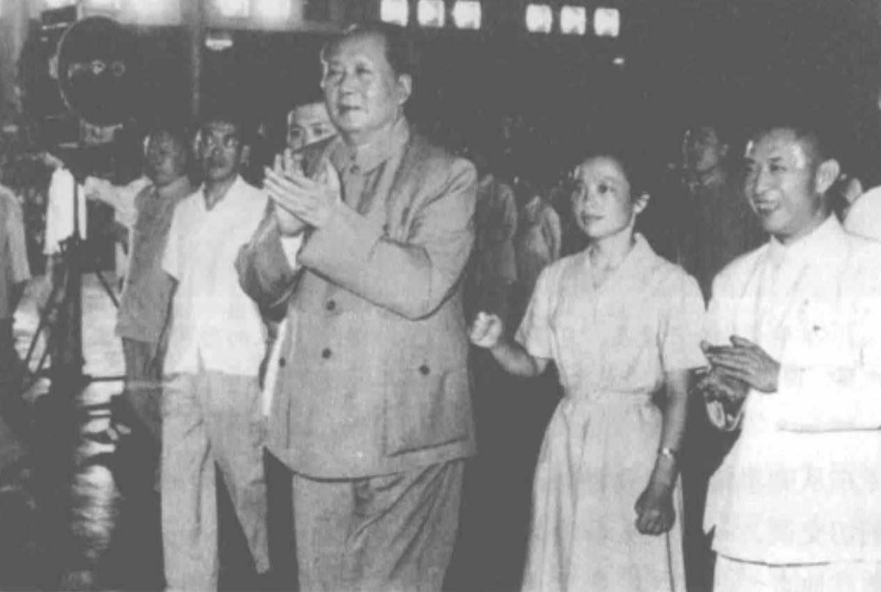 59年人民大会堂完工，毛主席看到天花板后会心一笑：这是谁的主意