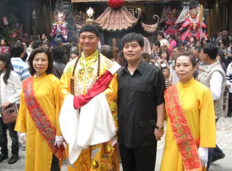 1969年，最后一任张天师撒手人寰后继无人，接班乱象频出