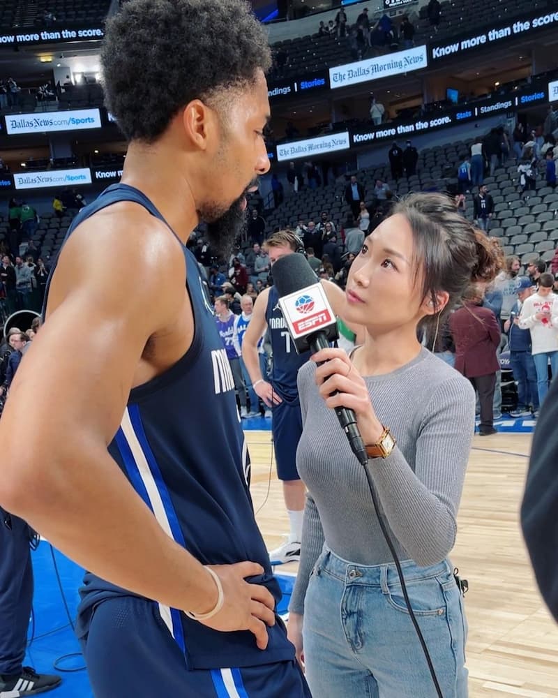 腾讯nba女记者有哪些(NBA场边美女记者电眼魅力惊人，直接收服球星与球迷们的心)