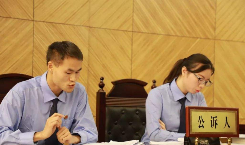 毕业多年后才醒悟，公务员和律师差距过于明显，不只是薪资待遇