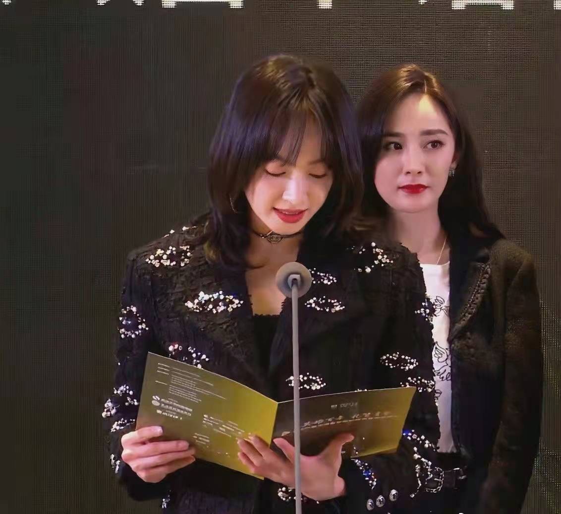 杨幂宋茜同框比美，两位女神都穿西装秀长腿，网友：状态都很好