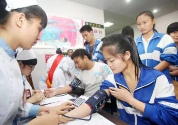 高考体检有多严格？需要“全部脱光”检查吗？医生表示我也不想看