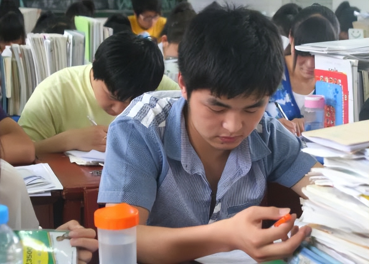 高中究竟是选择读文科好还是理科好，学习不好的人容易选错