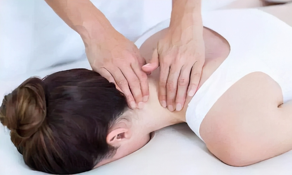 后背疼痛不一定是累的，提醒：或许与这3种疾病有关，别大意