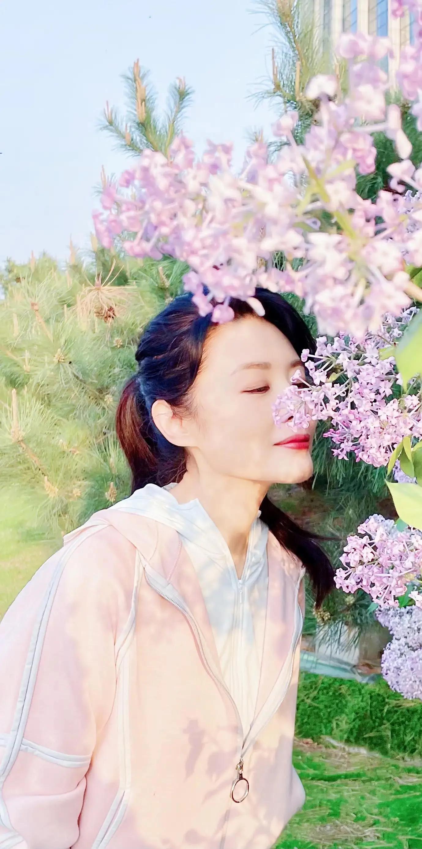 最美主持人周涛，腹有诗书气自华