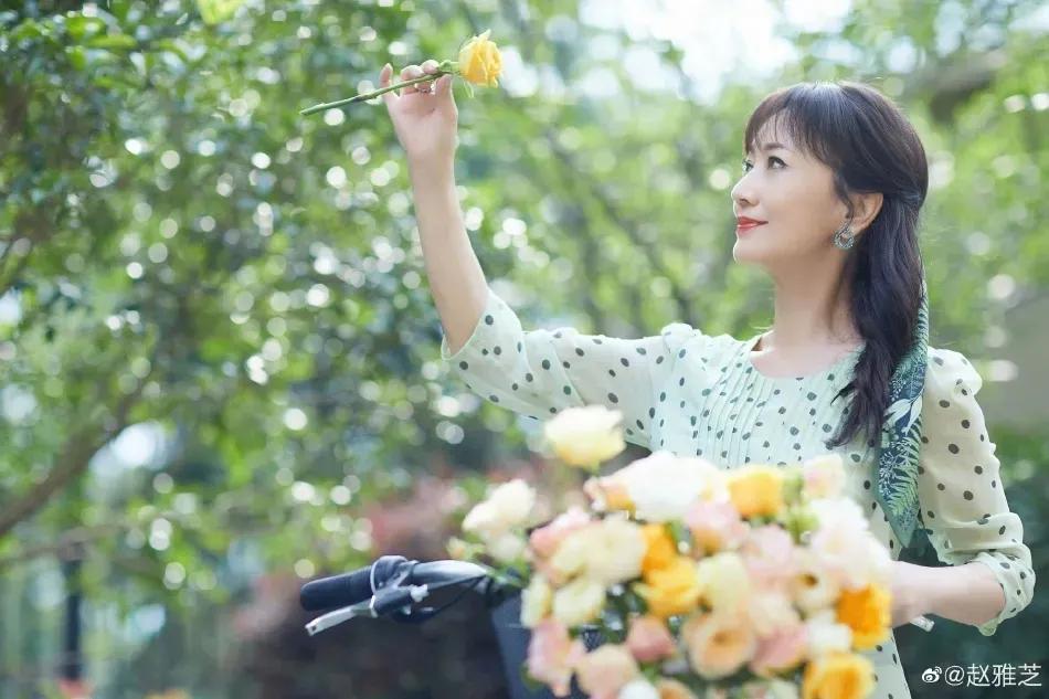68岁赵雅芝手持鲜花美若天仙！不老女神太惊艳了