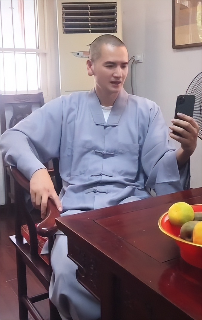 "最帅和尚"释明心:放弃公务员当和尚,富婆送400万法拉利求婚