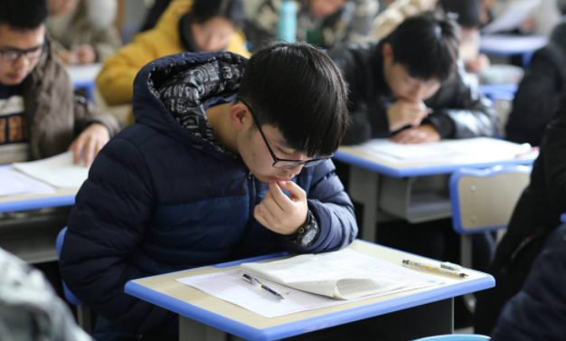 中国2位顶级高考状元，一个远赴美国一个留在国内，生活截然不同