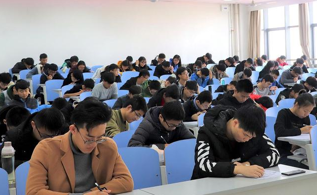 南京某高校女生，穿丝袜短裙考试引热议，学生表态：21世纪了