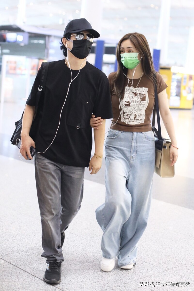 郑钧刘芸走机场，大秀夫妻情深
