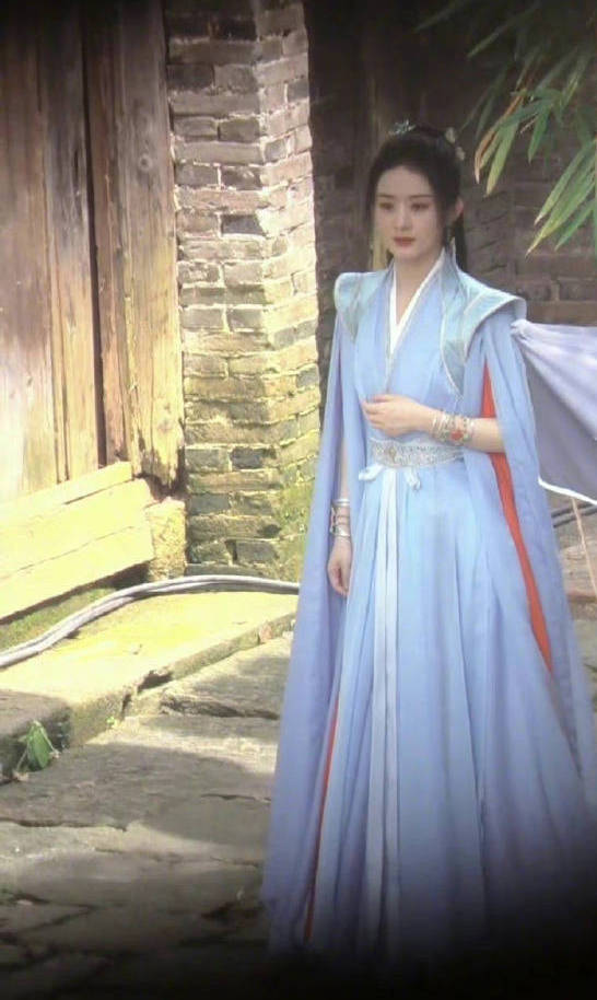 赵丽颖《与凤行》首曝路透照，穿蓝色坎肩古装仙气十足
