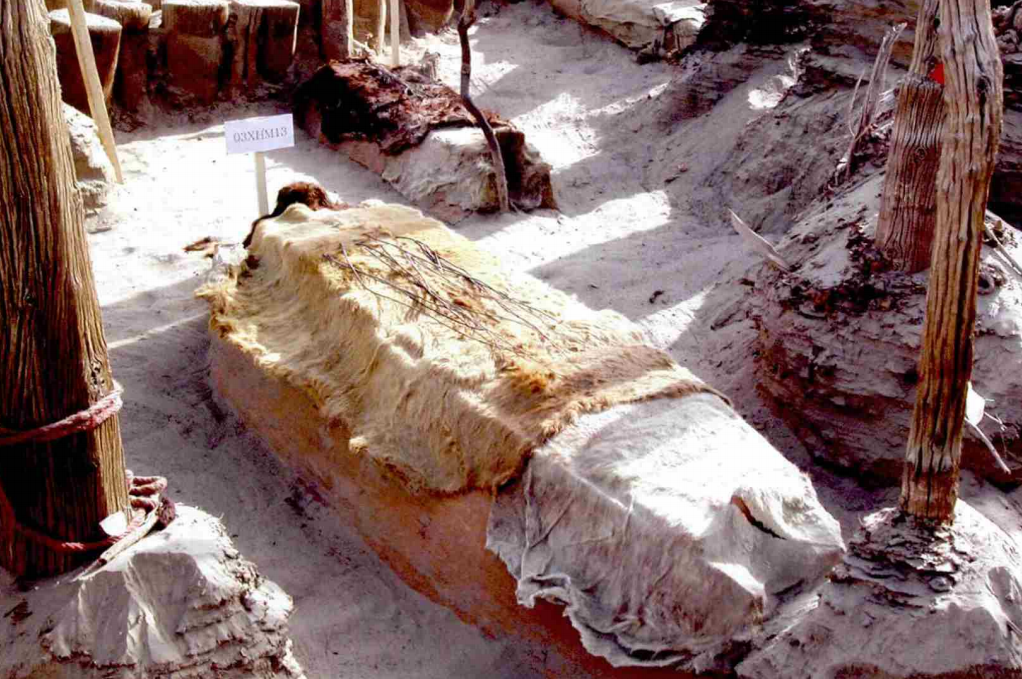 03年，新疆小河墓地挖出小河公主，4000年不腐，神秘微笑让人难忘