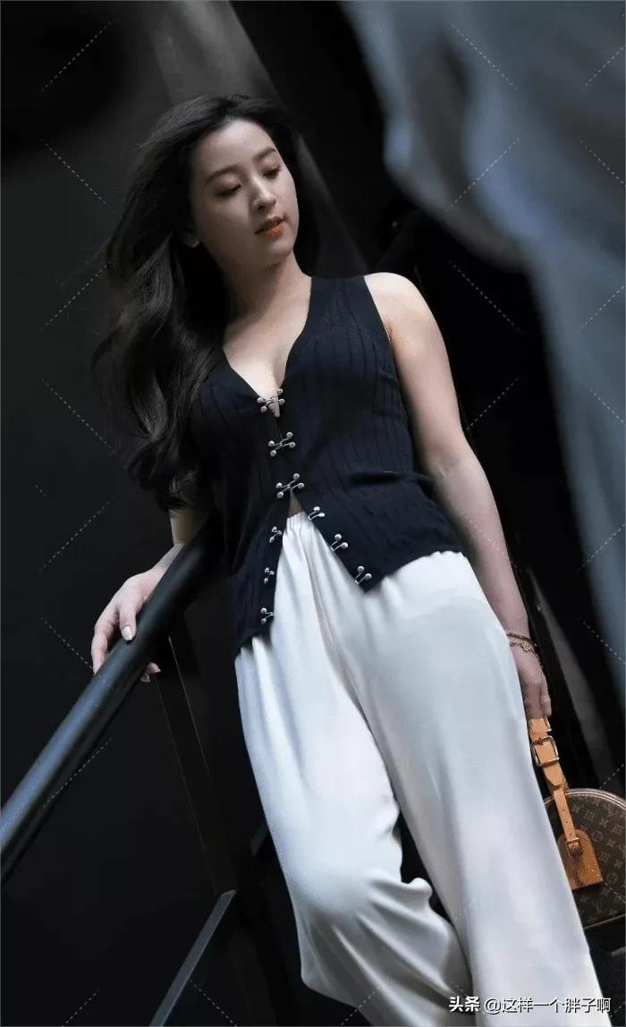 穿搭推荐（17）单一色彩巧搭配，夏日街头最抢眼