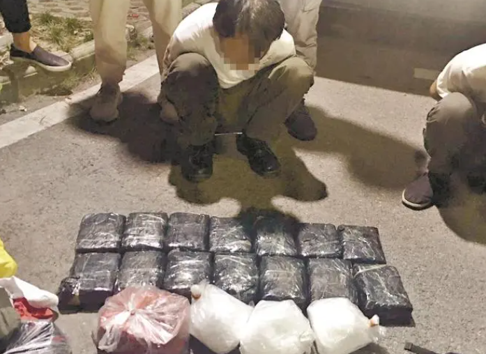 重庆一窍不通三姐妹长期贩毒，年薪60万招聘军师，他们经历了什么