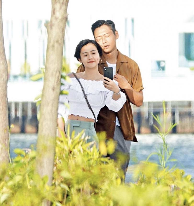 tvb小生张振朗与女友同居试婚,两人接侄子放学,像极了一家三口