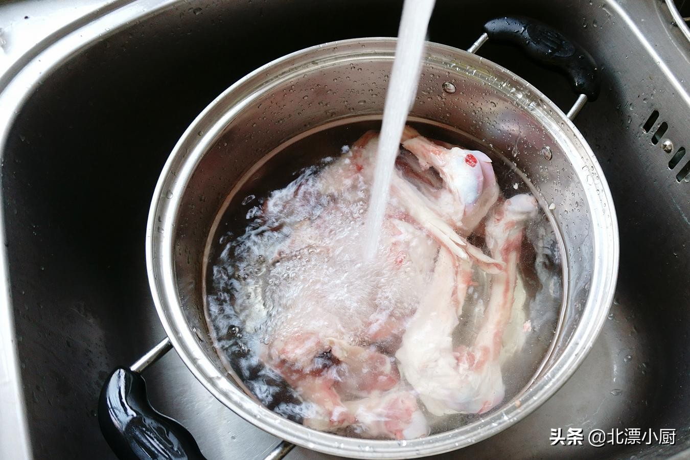 炖羊肉用料太多，难怪不好吃！只需2样料，羊肉鲜嫩，汤也美味