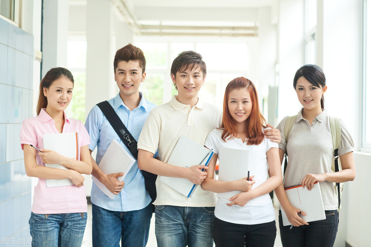 儿女上了大学，老家的房子出租，她带着母亲回深圳继续打工