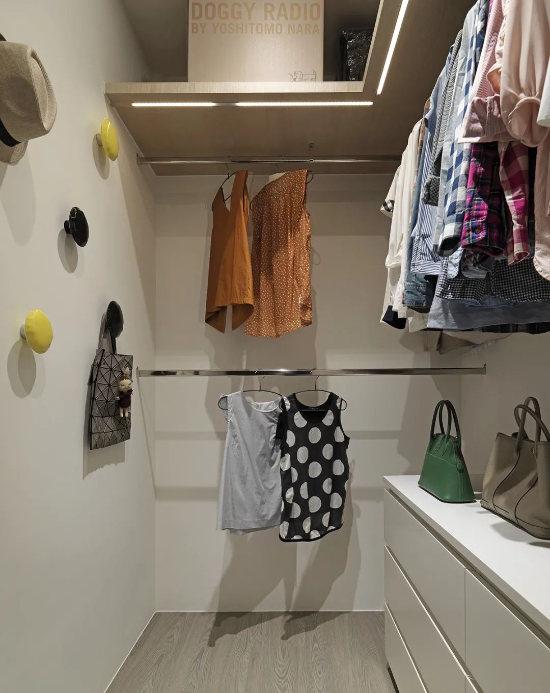 56平小户型设计，玻璃隔断加色彩运用，维系简洁且连贯的穿透视野