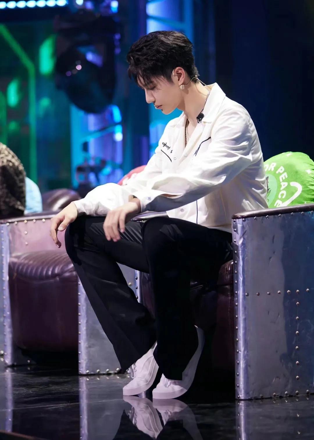 王一博坐姿合集