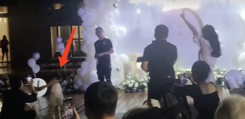 章子怡在三亚庆生，被网友大赞超级随和，儿子模仿妈妈许愿萌态足